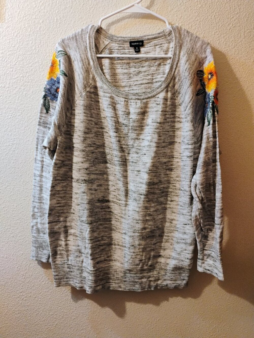 Torrid 3 3X grey lightweight sweater with embroidered flowers on the shoulders